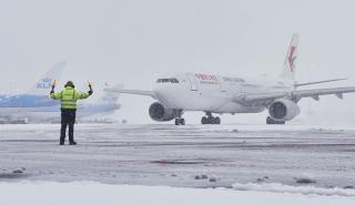 Ολλανδία: Δεκάδες ακυρώσεις πτήσεων στο αεροδρόμιο του Άμστερνταμ απ' την ισχυρή χιονόπτωση