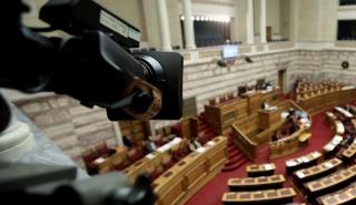 Μετωπική κυβέρνησης - αντιπολίτευσης με φόντο τα Τέμπη