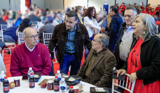 Ο Χάρης Δούκας στο Γεύμα Αγάπης για τους άστεγους της Αθήνας