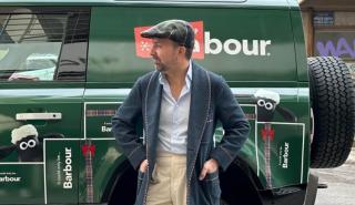 Αυτά τα Χριστούγεννα η Barbour μοίρασε δώρα με το Land Rover Defender της Spanos Luxury Cars