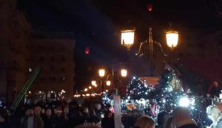 Θεσσαλονίκη: Εκατοντάδες φαναράκια στον ουρανό πάνω από την Αριστοτέλους στην εκπνοή του 2023