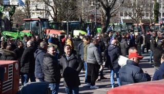 Λάρισα: Στην κεντρική πλατεία της πόλης με τα τρακτέρ οι αγρότες της περιοχής