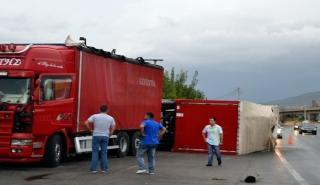 Θεσσαλονίκη: Νταλίκα «δίπλωσε» κοντά στην έξοδο Λαγυνών