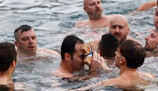 Με ιδιαίτερη λαμπρότητα τελέστηκε ο αγιασμός των υδάτων σε διάφορες περιοχές της Ελλάδας