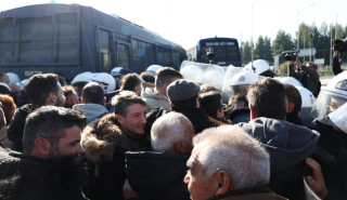 Λάρισα: Bγήκαν τα τρακτέρ στον κόμβο Πλατυκάμπου - Κλειστός ο E65, ένταση με την αστυνομία