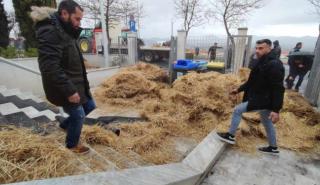 Κοζάνη: Σανό στο κτήριο της Περιφέρειας Δυτ. Μακεδονίας έριξαν οι αγρότες