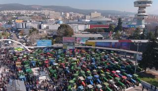 Θεσσαλονίκη: Συγκέντρωση αγροτών με εκατοντάδες τρακτέρ στη νότια πύλη της ΔΕΘ