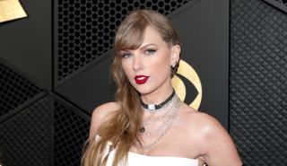 Το ρολόι λαιμού της Taylor Swift στα βραβεία Grammy σταμάτησε τον χρόνο 