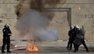 ΕΛ.ΑΣ.: 9 πολίτες και 7 αστυνομικοί τραυματίστηκαν στα επεισόδια στην Πλατεία Συντάγματος - 3 συλλήψεις και 14 προσαγωγές