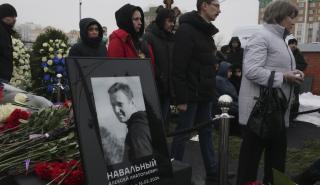 Ρωσία: Πολίτες συρρέουν στον τάφο του Ναβάλνι για να «ρίξουν την ψήφο τους»