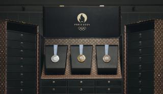 Η Louis Vuitton στους Ολυμπιακούς Αγώνες: Ο οίκος μόδας «ντύνει» τα μετάλλια και τη δάδα