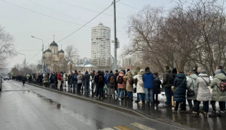 Μεγάλες ουρές για το «ύστατο χαίρε» στον Ναβάλνι: «Αστακός» η Μόσχα - Δρακόντεια μέτρα και συλλήψεις