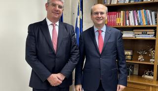 Συνάντηση Χατζηδάκη με τον νέο αντιπρόεδρο της ΕΤΕπ Γ. Τσακίρη