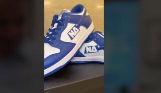 Μητσοτάκης: Δοκιμάζει τα «παπούτσια ΝΔ» - «Είχαμε ζηλέψει του ΠΑΣΟΚ, θα τα δει ο Άδωνις και θα λυσσάξει»