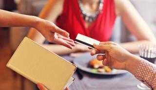 Τα tips στην εποχή των POS: Οι αλλαγές που έφεραν οι ηλεκτρονικές πληρωμές και το αφορολόγητο των 300 ευρώ