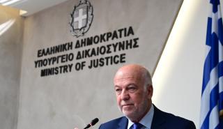 Ο Πανελλήνιος Ιατρικός Σύλλογος τίμησε τον υπ. Δικαιοσύνης Γ. Φλωρίδη