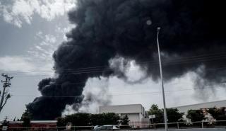 Κάτω Κηφισιά: Έκρηξη και μεγάλη φωτιά σε εργοστάσιο – Ήχησε το 112