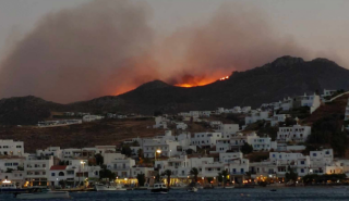 Ολονύχτια μάχη με τις φλόγες στη Σέριφο