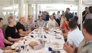 Γεύμα του Κυρ. Μητσοτάκη με δημοσιογράφους και στενούς του συνεργάτες, λίγες ώρες πριν ανοίξουν οι κάλπες