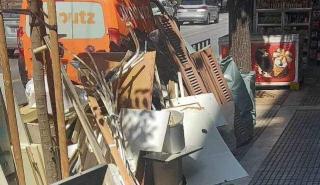 Θεσσαλονίκη: Τσουχτερή καμπάνα από τον δήμαρχο σε πολίτη που παράτησε ογκώδη αντικείμενα στο δρόμο