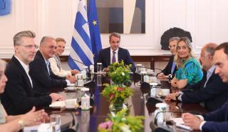 Ολοκληρώθηκε η συνάντηση Μητσοτάκη με τους ευρωβουλευτές της ΝΔ - Τι βρέθηκε στο επίκεντρο