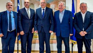 Συνάντηση Θεοδωρικάκου με Επιμελητήρια: «Να συμβάλλουν όλοι στην αποκλιμάκωση των τιμών»
