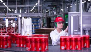 Coca-Cola Τρία Έψιλον: Εξέλιξη με επίκεντρο τη βιωσιμότητα - Το «πράσινο» εργοστάσιο και οι επενδύσεις
