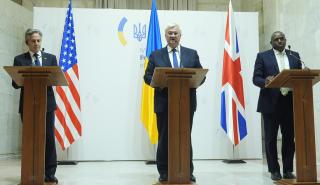 Ουκρανός ΥΠΕΞ: Να αρθούν οι περιορισμοί στη χρήση δυτικών όπλων έναντι της Ρωσίας