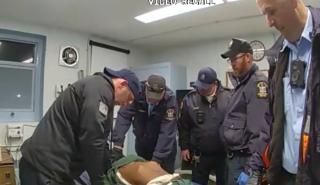 ΗΠΑ: «Σοκαριστικά» βίντεο δείχνουν κρατούμενο να ξυλοκοπείται από φύλακες πριν από τον θάνατό του στη Νέα Υόρκη