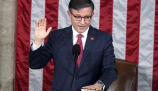 ΗΠΑ: Ο Μάικ Τζόνσον υπόσχεται «δραστικές» δημοσιονομικές περικοπές - Τον συνεχάρη ο Τραμπ