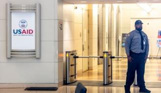 Η USAID απολύει ή θέτει σε διοικητική αργία σχεδόν όλους τους εργαζομένους της