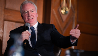 Chris Van Hollen: Με αυτά που κάνει ο Τραμπ, μοιάζει σαν να πετάει σπίρτο στη βενζίνη, στη Μέση Ανατολή