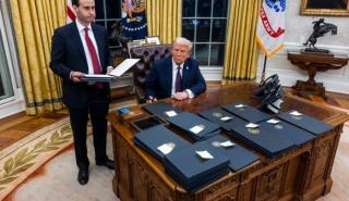 Τραμπ: Τις πρώτες 40 ημέρες της δεύτερης θητείας του στην προεδρία υπέγραψε αριθμό ρεκόρ 79 διαταγμάτων