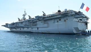 Επίσκεψη αρχηγού ΓΕΝ στο γαλλικό αεροπλανοφόρο Charles De Gaulle στο λιμάνι του Πειραιά