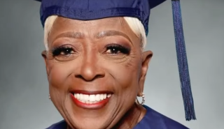 79χρονη πήρε πτυχίο μετά από έξι δεκαετίες αναβολής