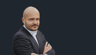 Ο 32χρονος που... παίζει άμυνα, εξοπλίζει την Ευρώπη και πλουτίζει