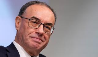 Μπέιλι (BoE): «Παράθυρο» για ταχύτερες μειώσεις επιτοκίων - Στα ραντάρ δασμοί, πληθωρισμός, μισθοί