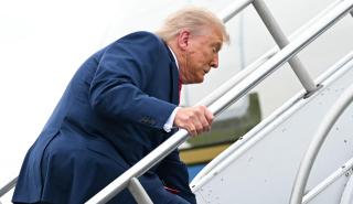 Ο Τραμπ σκόνταψε ανεβαίνοντας τη σκάλα του Air Force One