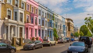 Κάτοικοι του Notting Hill βάφουν μαύρα τα χρωματιστά σπίτια τους για να διώξουν τους τουρίστες