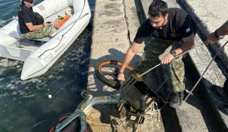 Θεσσαλονίκη: Δύτες «ψάρεψαν» πατίνια, λάστιχα και μηχανές από το βυθό του Θερμαϊκού