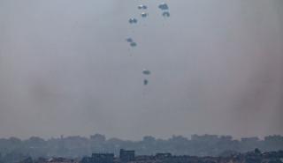 Γάζα: Αεροσκάφη της Ιορδανίας και των ΗΑΕ έριξαν 25 τόνους βοήθειας