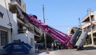 Περιστέρι: Γερανοφόρο όχημα έπεσε πάνω σε διώροφη οικία