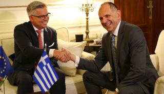 Συνάντηση Γεραπετρίτη με τον Ευρωπαίο Επίτροπο Μετανάστευσης
