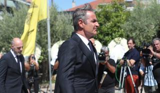 Πλήθος κόσμου στο «τελευταίο αντίο» στον Απόστολο Βεσυρόπουλο: Παρών ο Κυριάκος Μητσοτάκης