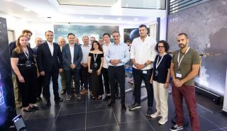 Επίσκεψη Μητσοτάκη στις εγκαταστάσεις της εταιρείας κατασκευής και λειτουργίας δορυφόρων ICEYE