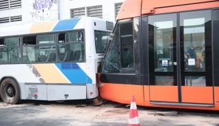Σύγκρουση τραμ με λεωφορείο στον Πειραιά - 30 ελαφρά τραυματίες