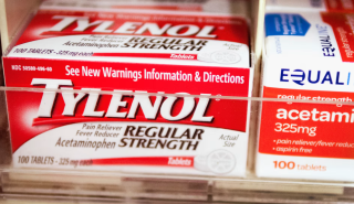 Ο Τραμπ συνδέει τον αυτισμό με το Tylenol - Σε ιστορικό χαμηλό η μετοχή της Kenvue
