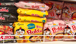 Viral, spicy και κερδοφόρα: Το success story των ramen noodles της Buldak