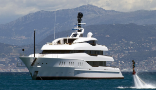 Η πολυτέλεια συναντά τη θάλασσα με 4 superyachts στα κύματα
