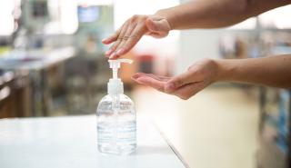 FT: «Μπλόκο» της αιθανόλης στα απολυμαντικά χεριών εξετάζει η ΕΕ – Φόβοι για καρκίνο